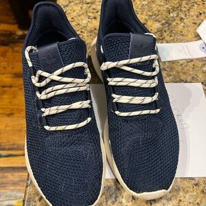 6.5 women adidas tubular sneakers